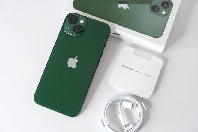 iPhone 13 Mini và tiêu chuẩn màu xanh tông đậm 