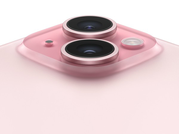 Cận cảnh iPhone 15 màu Hồng gần vị trí camera