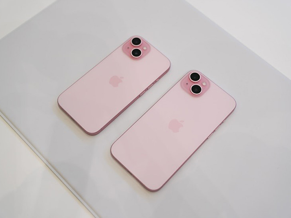 iPhone 15 màu hồng nổi bật không kém gì so với màu Titan Tự nhiên của iPhone 15 Pro Max 