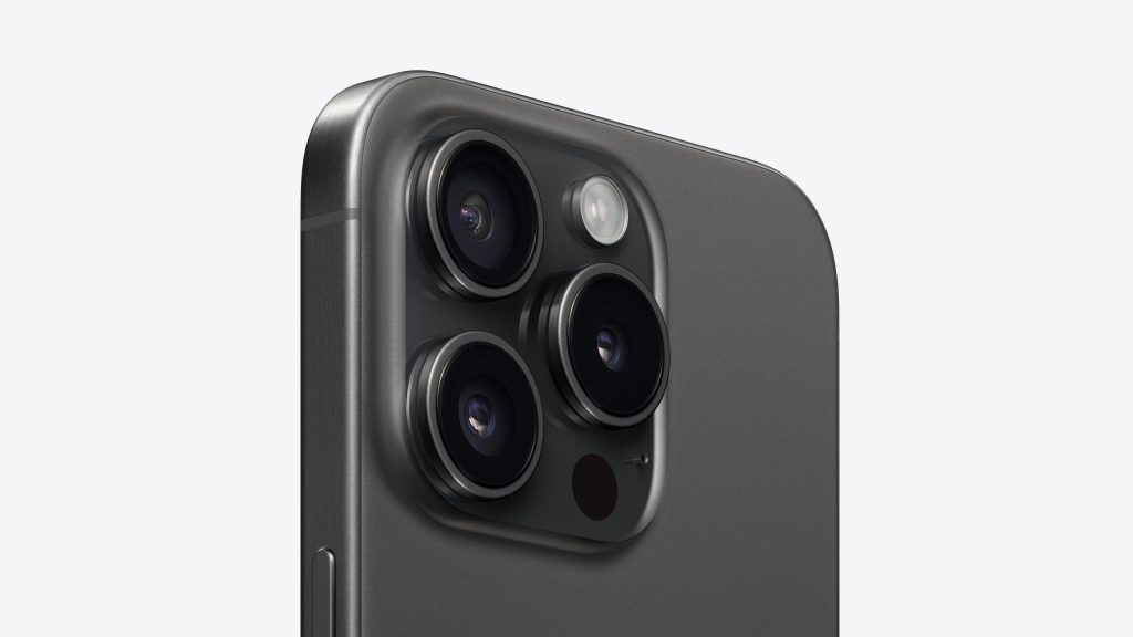 Màu Titan Đen trên iPhone 15 Pro dễ dàng để phối cùng với nhiều màu sắc và phong cách khác nhau 