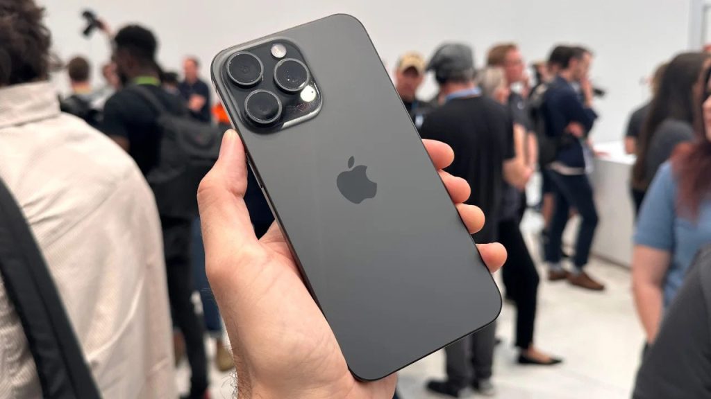 Kích thuóc lên đến 6.7 inch nhưng trọng lượng của iPhone 15 Pro Max vẫn rất nhẹ, dễ cầm nắm