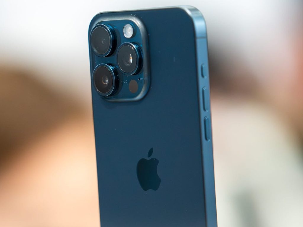 Cụm camera lồi trên iPhone 15 Pro Max