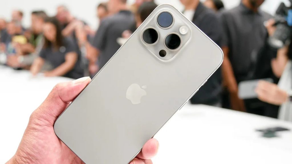 Trên tay thực tế iPhone 15 Pro Titanium tự nhiên (Natural Titanium)