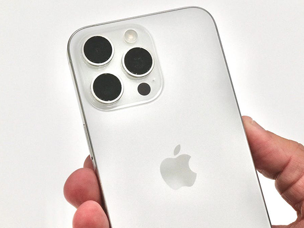 Hình ảnh trên tay thực tế iPhone 15 Pro màu Titan Trắng 