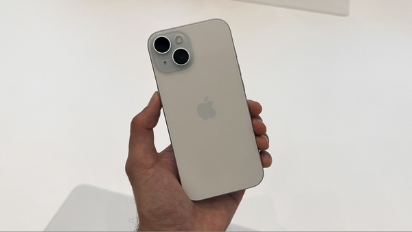 iPhone 15 gọn nhẹ, dễ dàng cầm nắm và mang theo bên người