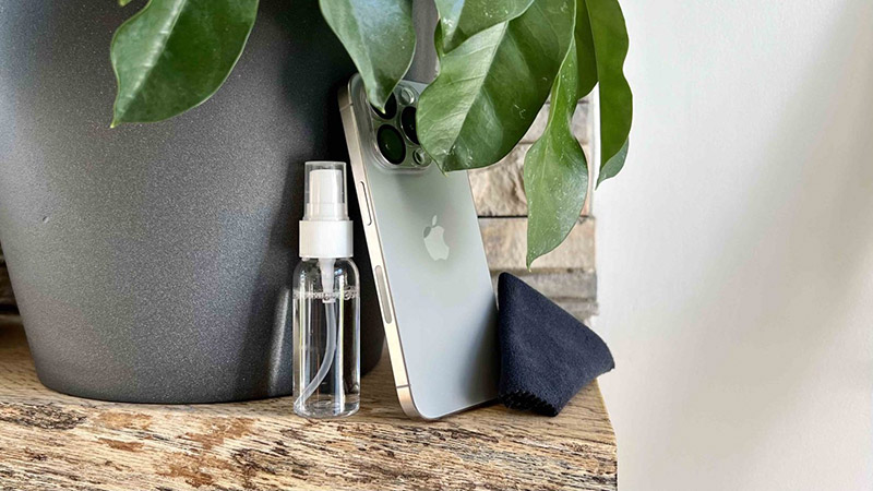 iPhone 15 Pro Titan và cách vệ sinh đúng cách