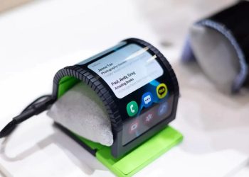 Samsung giới thiệu điện thoại uốn cong có thể đeo trên cổ tay tại MWC 2024