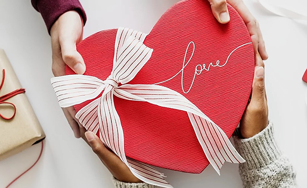 Chọn quà tặng theo sở thích Valentine theo sở thích của người thương.