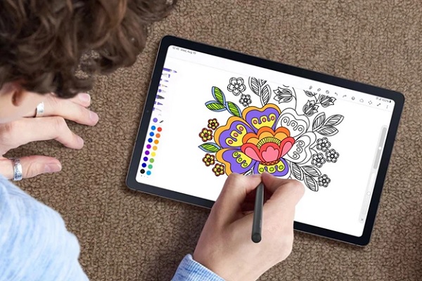 A person drawing on a tablet

Description automatically generated