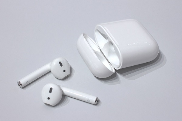 A white earbuds and a case

Description automatically generated