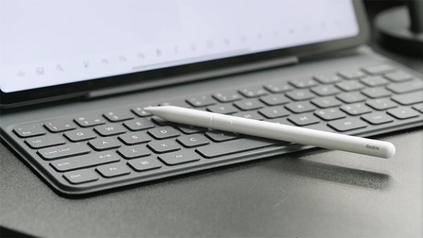 A pen on a keyboard

Description automatically generated