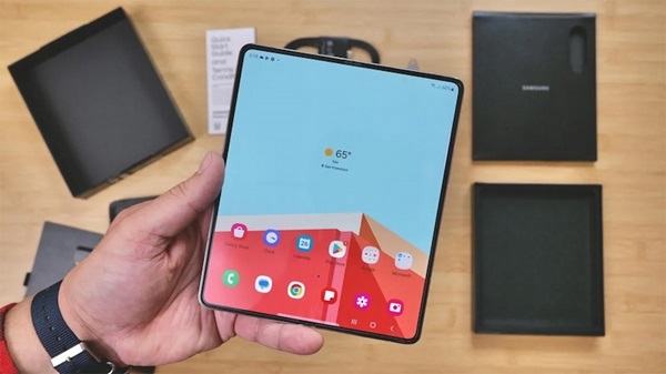 A person holding a tablet
Description automatically generated