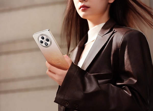 A cell phone with four camera lenses

Description automatically generated