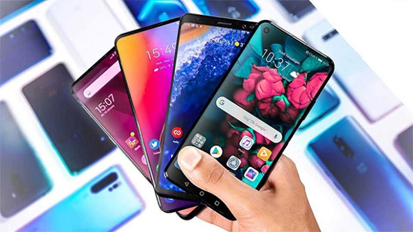 A hand holding a cell phone
Description automatically generated