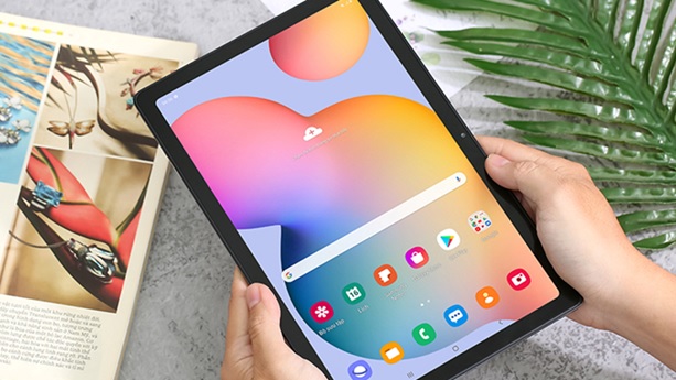 A person holding a tablet
Description automatically generated
