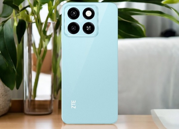 A phone with four camera lenses
Description automatically generated