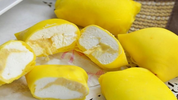 A lemons on a table
Description automatically generated