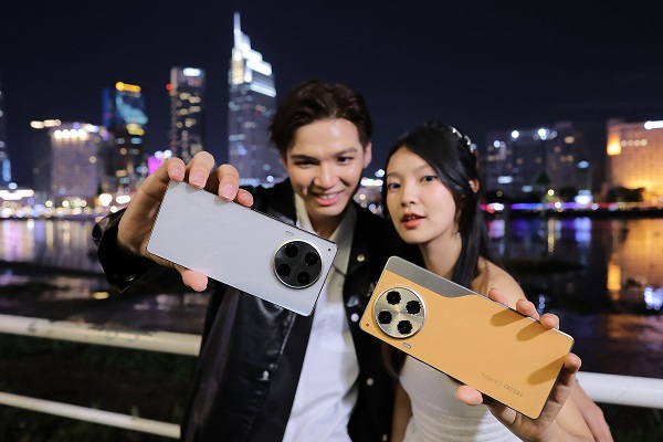 A camera lens on a table
Description automatically generated
