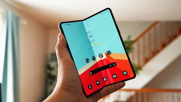 A person holding a foldable phone

Description automatically generated