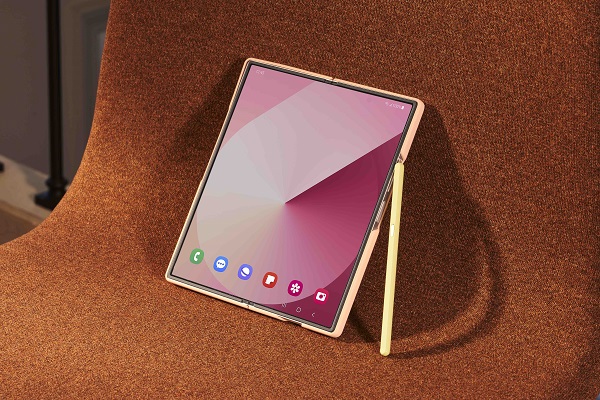 A close-up of a cell phone
Description automatically generated