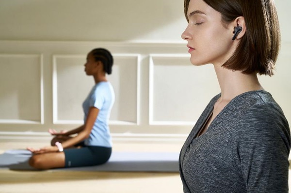 A person meditating in a yoga class

Description automatically generated