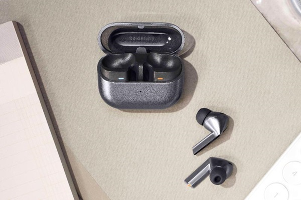 A black earbuds and a case

Description automatically generated