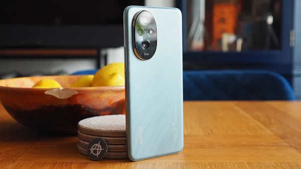 A person holding a cell phone
Description automatically generated