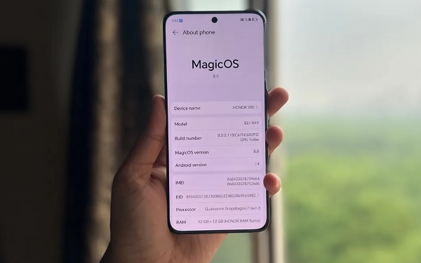 A person holding a cellphone
Description automatically generated