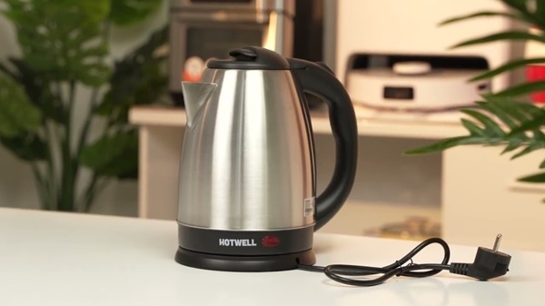 A silver and black kettle

Description automatically generated