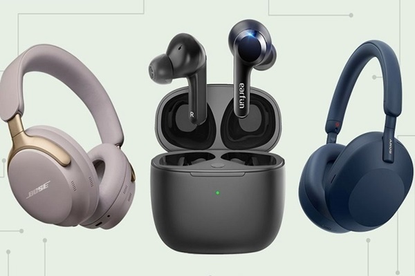 A group of headphones

Description automatically generated