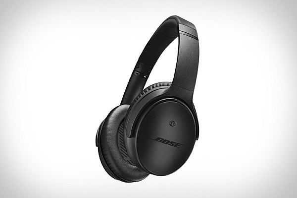 A black headphones on a white background

Description automatically generated