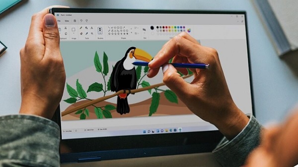 A person drawing on a computer
Description automatically generated