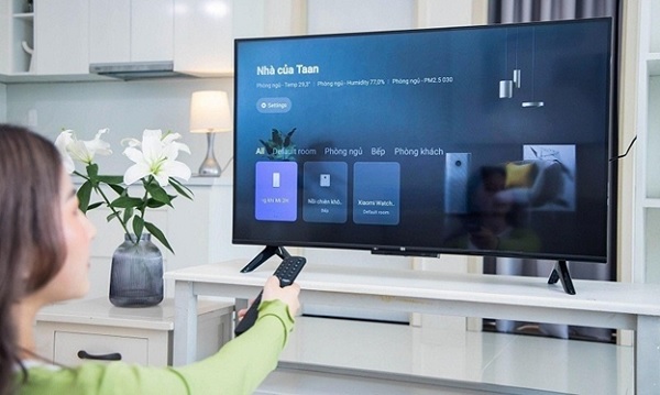 A person holding a remote control

Description automatically generated