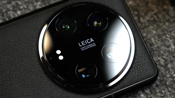 A camera lens on a phone
Description automatically generated