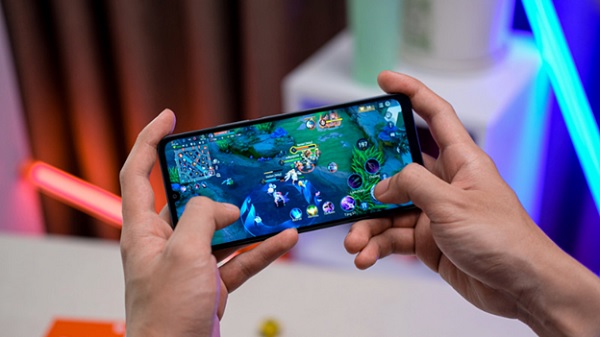 Hands holding a cellphone with a video game on it

Description automatically generated