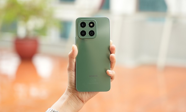A hand holding a cell phone
Description automatically generated