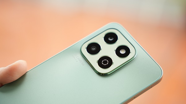 A person holding a cell phone
Description automatically generated