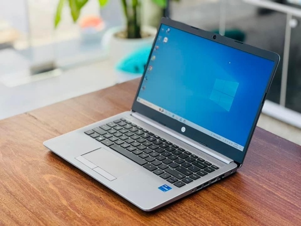 Laptop HP 240 G8 với bộ vi xử lý Intel Core i5-1135G7