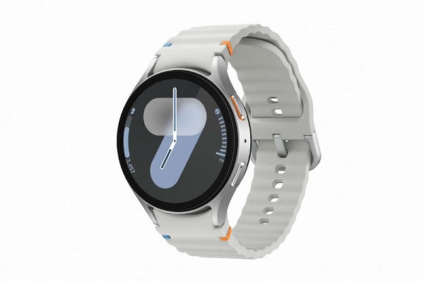 A person holding a smart watch

Description automatically generated