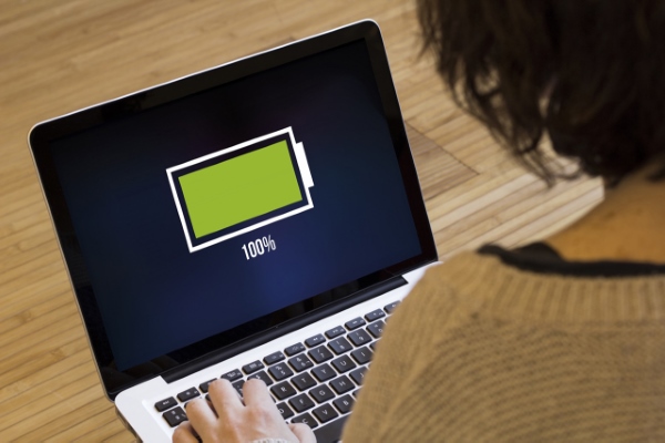 Hãy chắc chắn rằng pin của laptop còn đầy