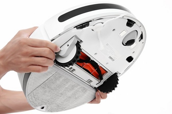 A person holding a vacuum cleaner
Description automatically generated