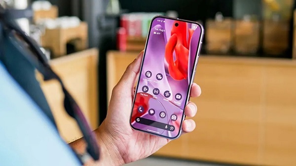 A person holding a cell phone

Description automatically generated