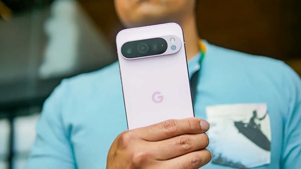 A person holding a cell phone

Description automatically generated