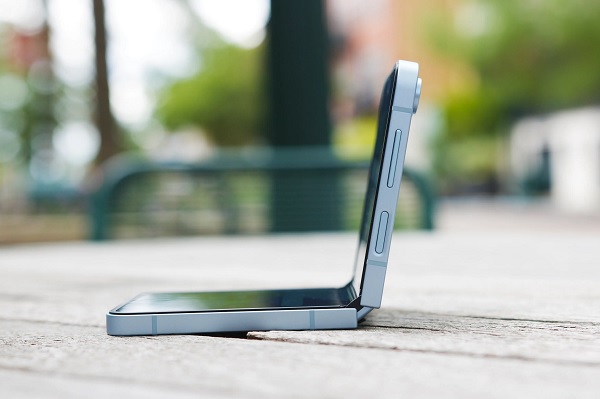 A cell phone in the grass
Description automatically generated