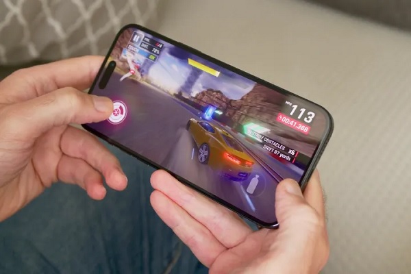 Hands holding a cell phone with a video game on it
Description automatically generated