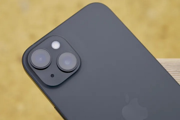 A pink cell phone with two cameras
Description automatically generated