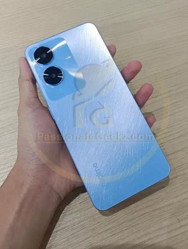 A hand holding a cell phone
Description automatically generated