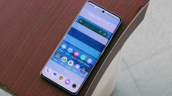 A cellphone on a table
Description automatically generated