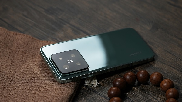 A cell phone with a camera
Description automatically generated