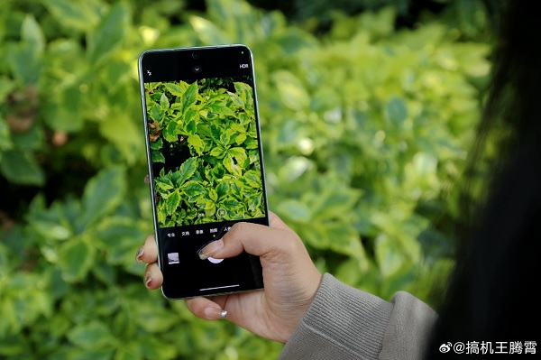 A hand holding a cell phone
Description automatically generated